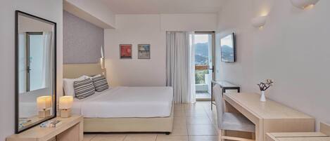 Una habitación de hotel moderna con una cama grande, un escritorio, una silla, un espejo y obras de arte en las paredes.