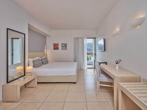 Double or Twin Room with Garden View | 1 間睡房、迷你吧、房內夾萬、書桌