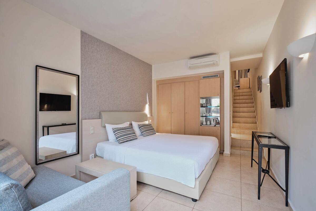 Maisonette Two-Bedroom with Pool View | Minibar, caja de seguridad en la habitación y escritorio