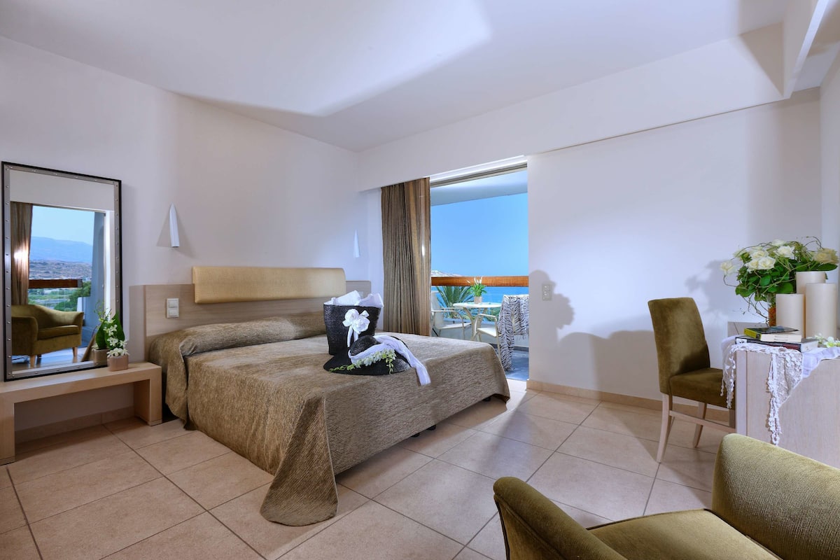 Suite with Sea View | 1 bedroom, minibar, in-room safe, desk