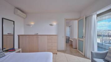 Family Room | 1 slaapkamer, een minibar, een kluis op de kamer, een bureau