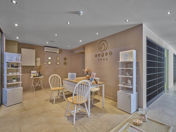 Couples treatment room(s), sauna, hot tub, body treatments, body wraps