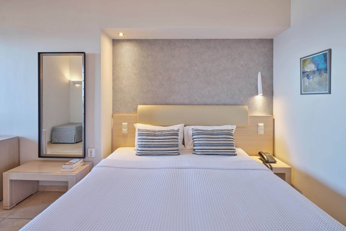Double or Twin Room with Sea View | Minibar, caja de seguridad en la habitación y escritorio
