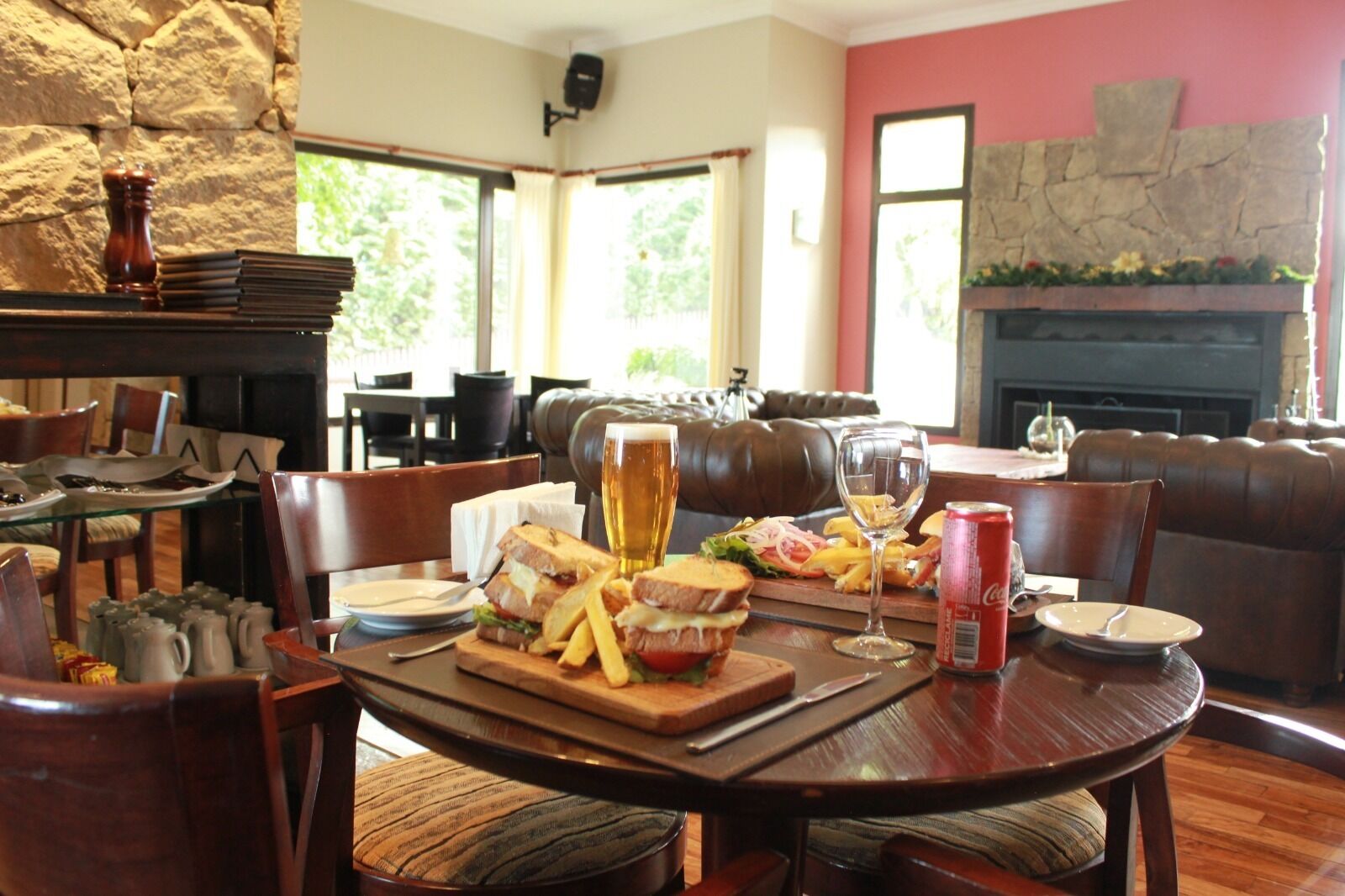 lobby lounge, ocean views, open daily