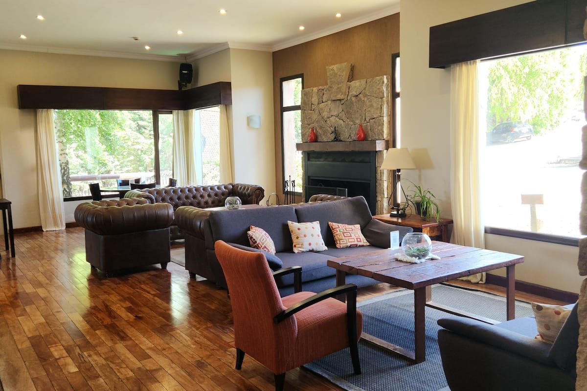 lobby lounge, ocean views, open daily