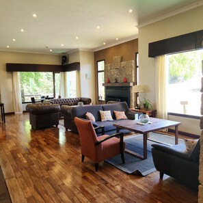 Lobby lounge, ocean views, open daily - Xelena Hotel & Suites (El Calafate)