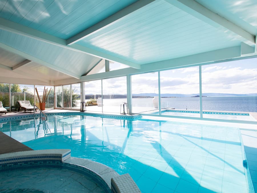 Indendørs pool, liggestole, livreddere på stedet