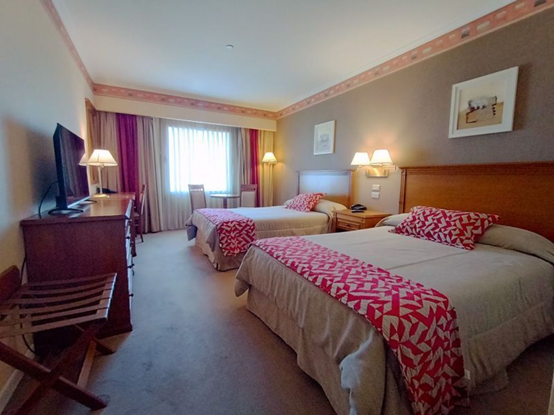 Klassieke kamer, 2 tweepersoonsbedden | Een minibar, een kluis op de kamer, een bureau, verduisterende gordijnen