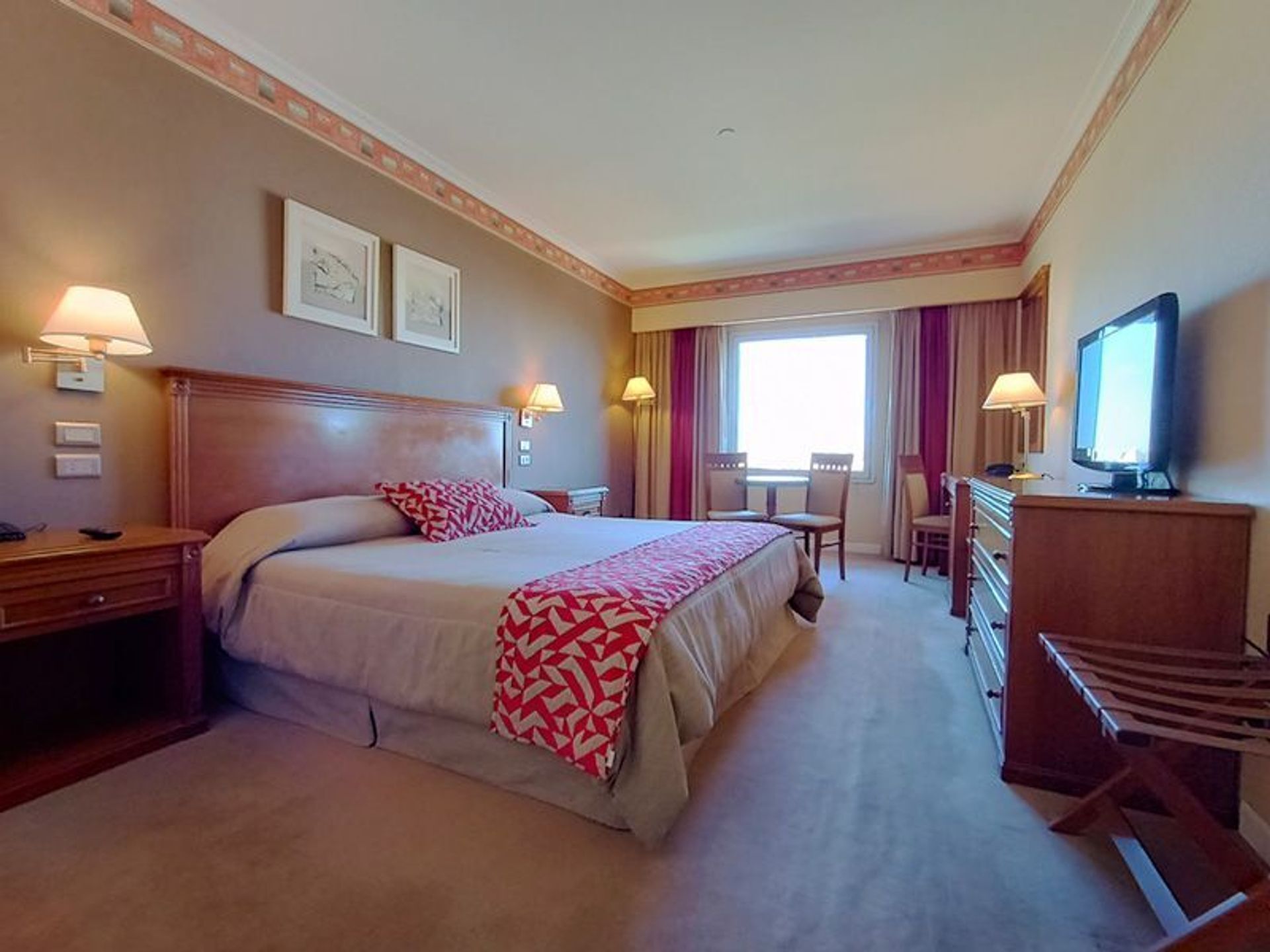 Klassieke kamer, 1 kingsize bed, niet-roken | Een minibar, een kluis op de kamer, een bureau, verduisterende gordijnen