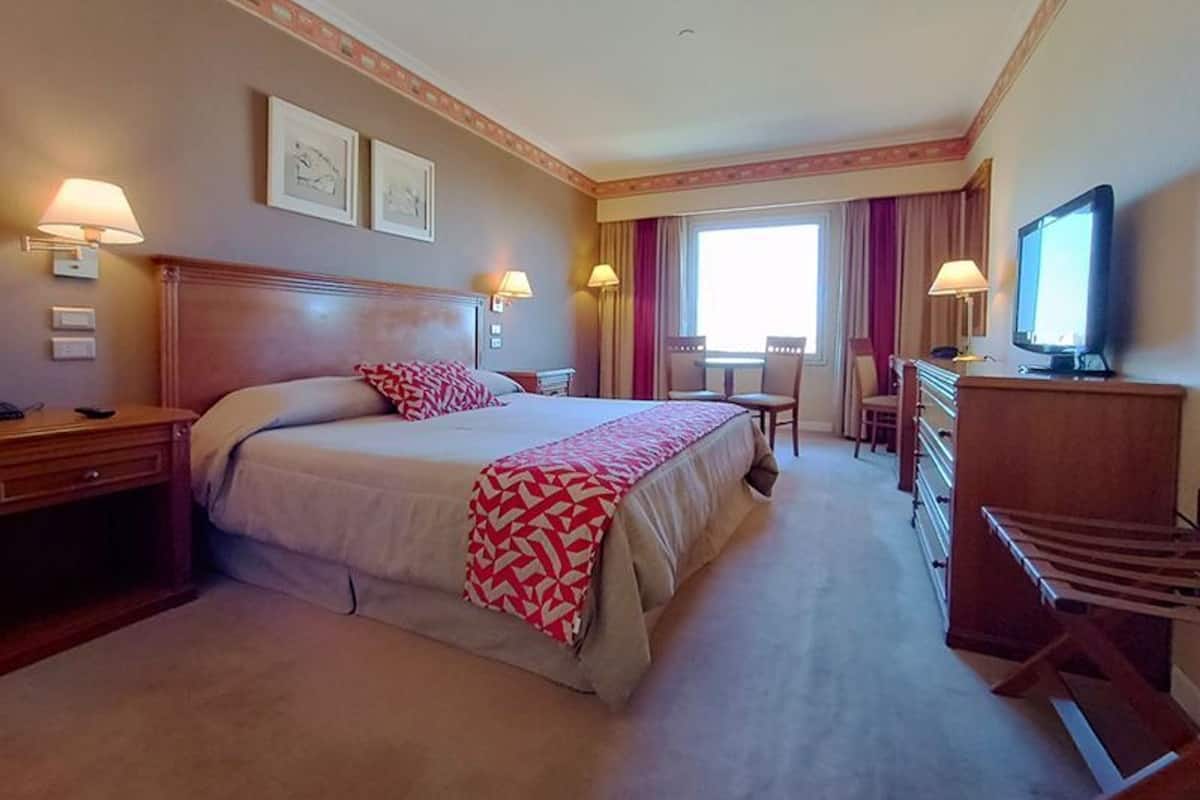 Classic Room, 1 King Bed, Non Smoking | Minibar, in-room safe, desk, blackout drapes