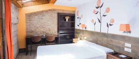 Escritorio, wifi gratis y ropa de cama