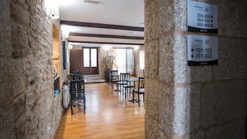 Café da manhã com buffet todos os dias mediante uma taxa