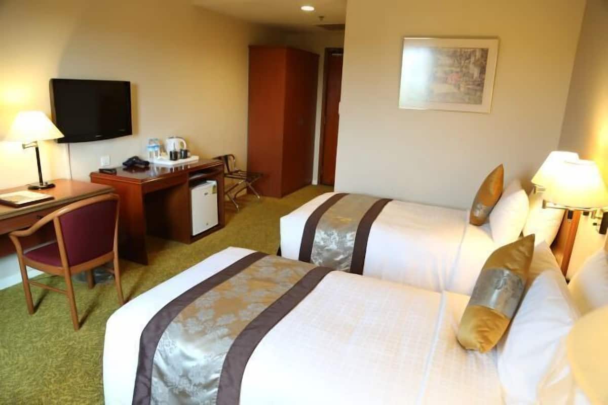 1 bedroom, in-room safe, desk, blackout curtains