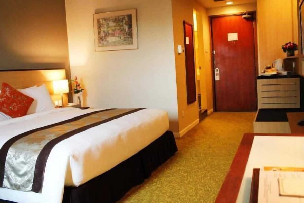 1 bedroom, in-room safe, desk, blackout curtains