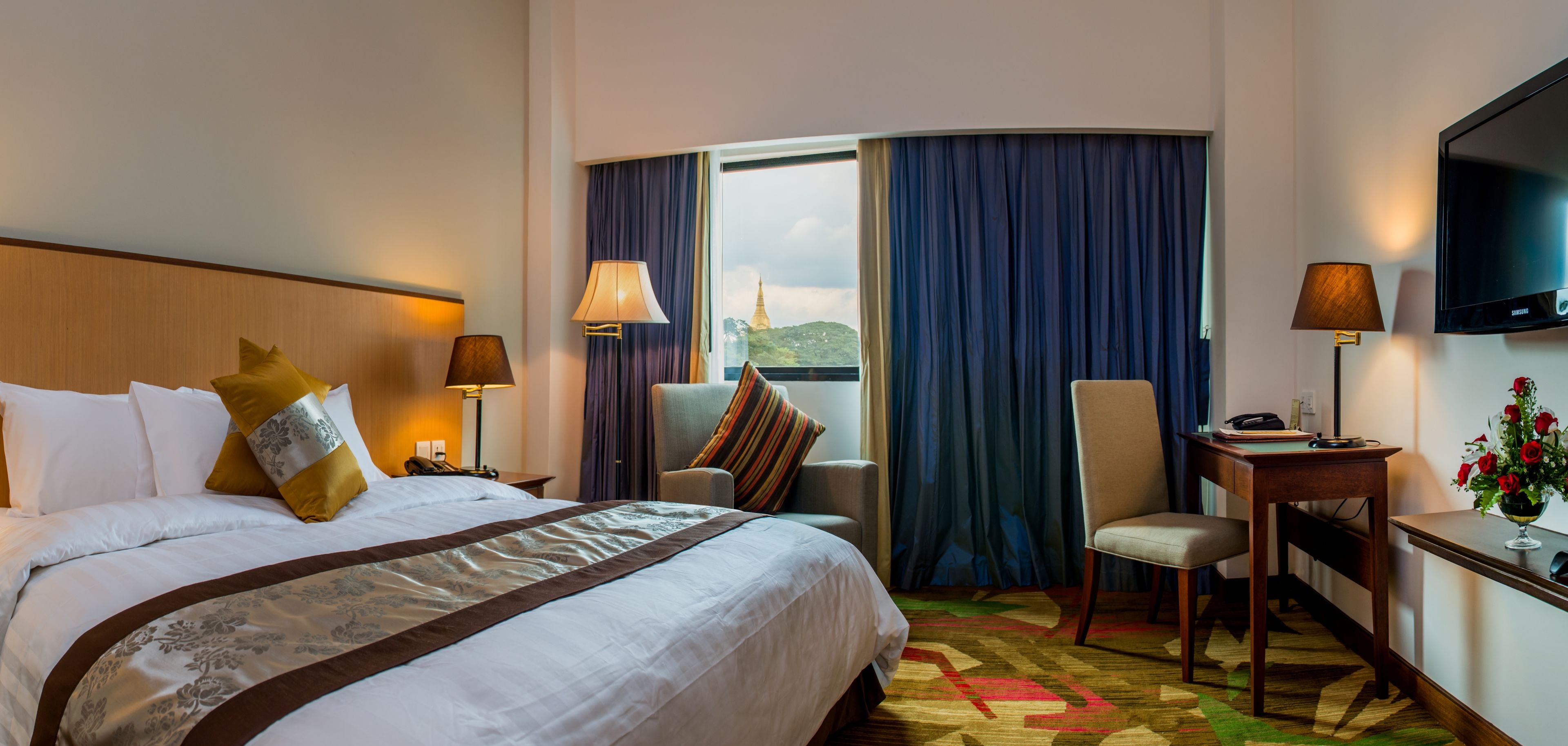 プレミア シングルルーム | セーフティボックス (室内)、デスク、遮光カーテン、防音設備