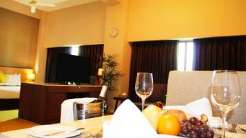 Executive Suite-Open | 1 bedroom, in-room safe, desk, blackout curtains