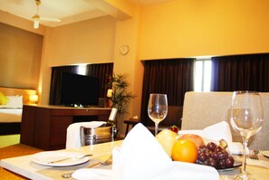 Executive Suite-Open | In-room safe, desk, blackout drapes, soundproofing