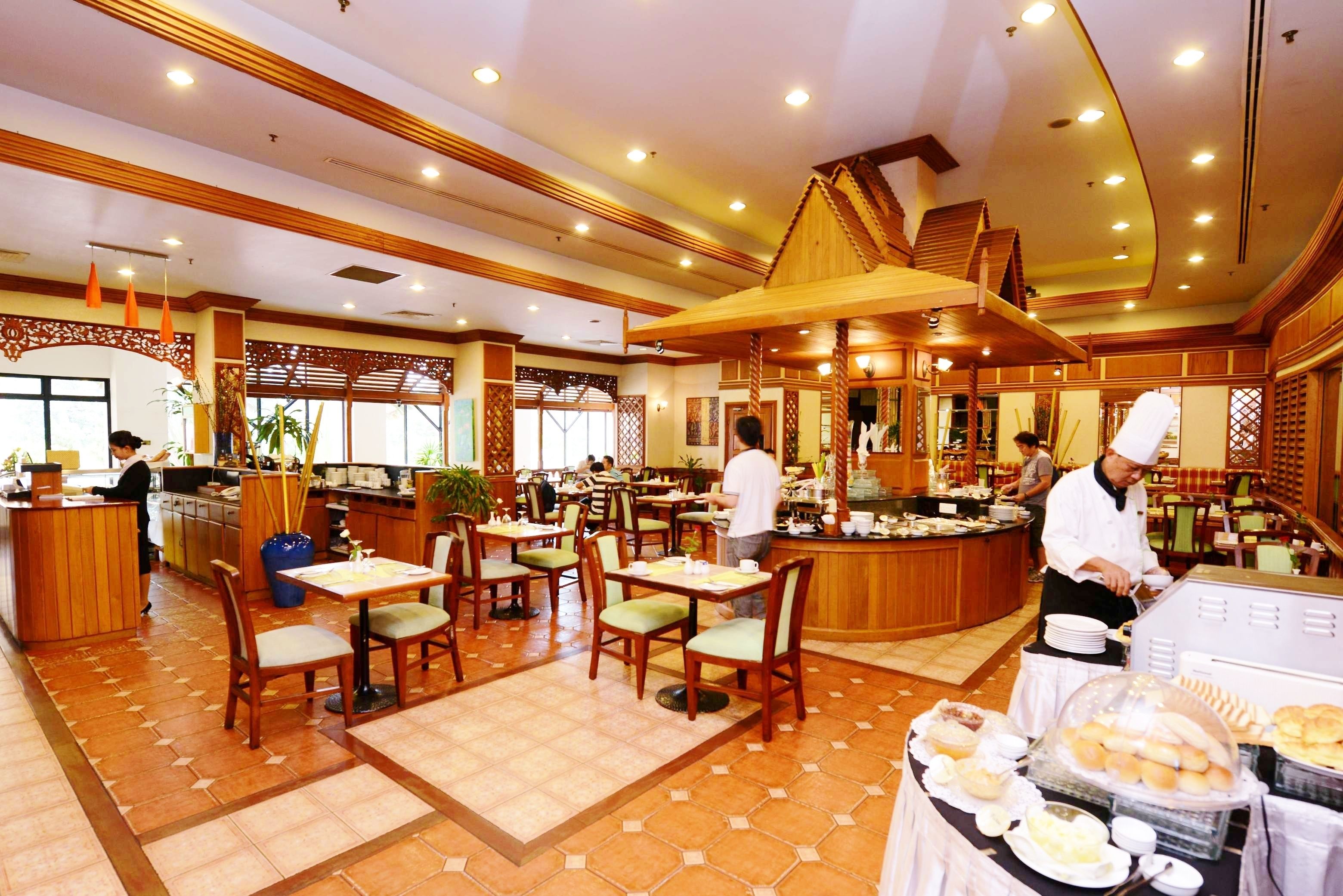 Breakfast, lunch, dinner served; international cuisine 