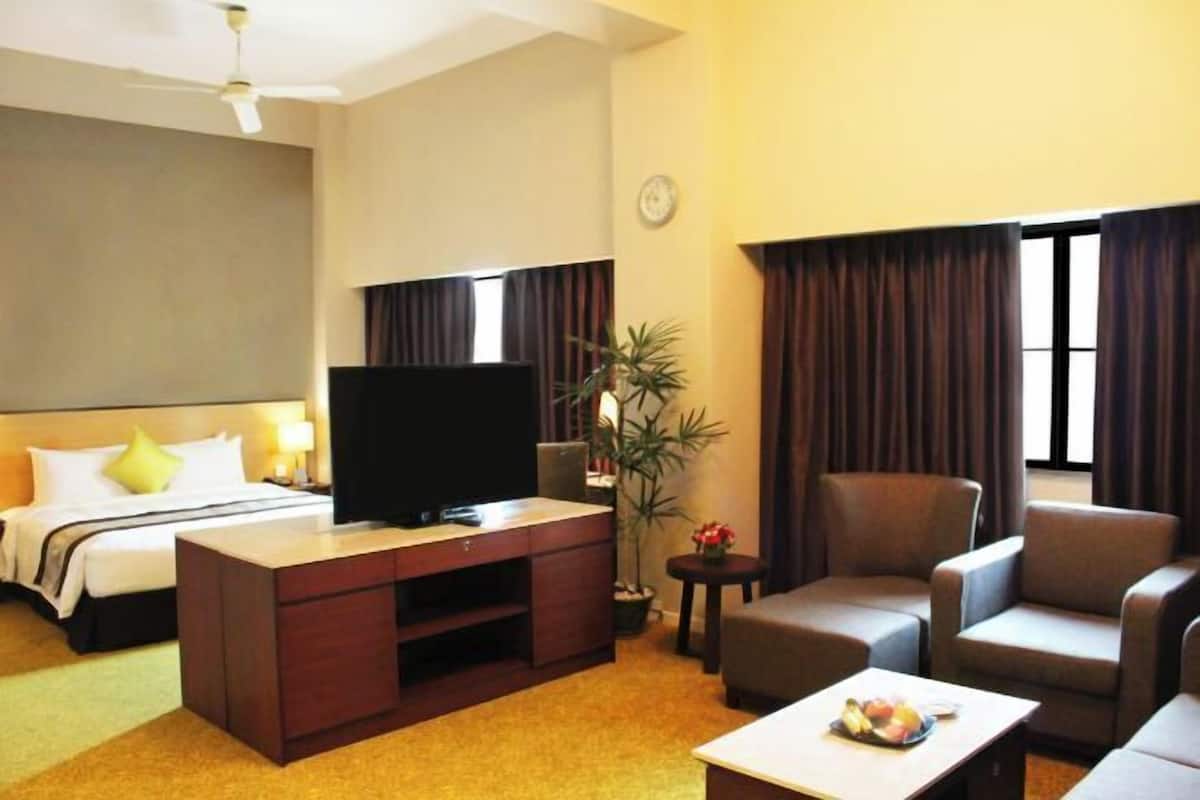 1 bedroom, in-room safe, desk, blackout curtains