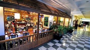 Se sirven desayunos, comidas, cenas y cocina internacional