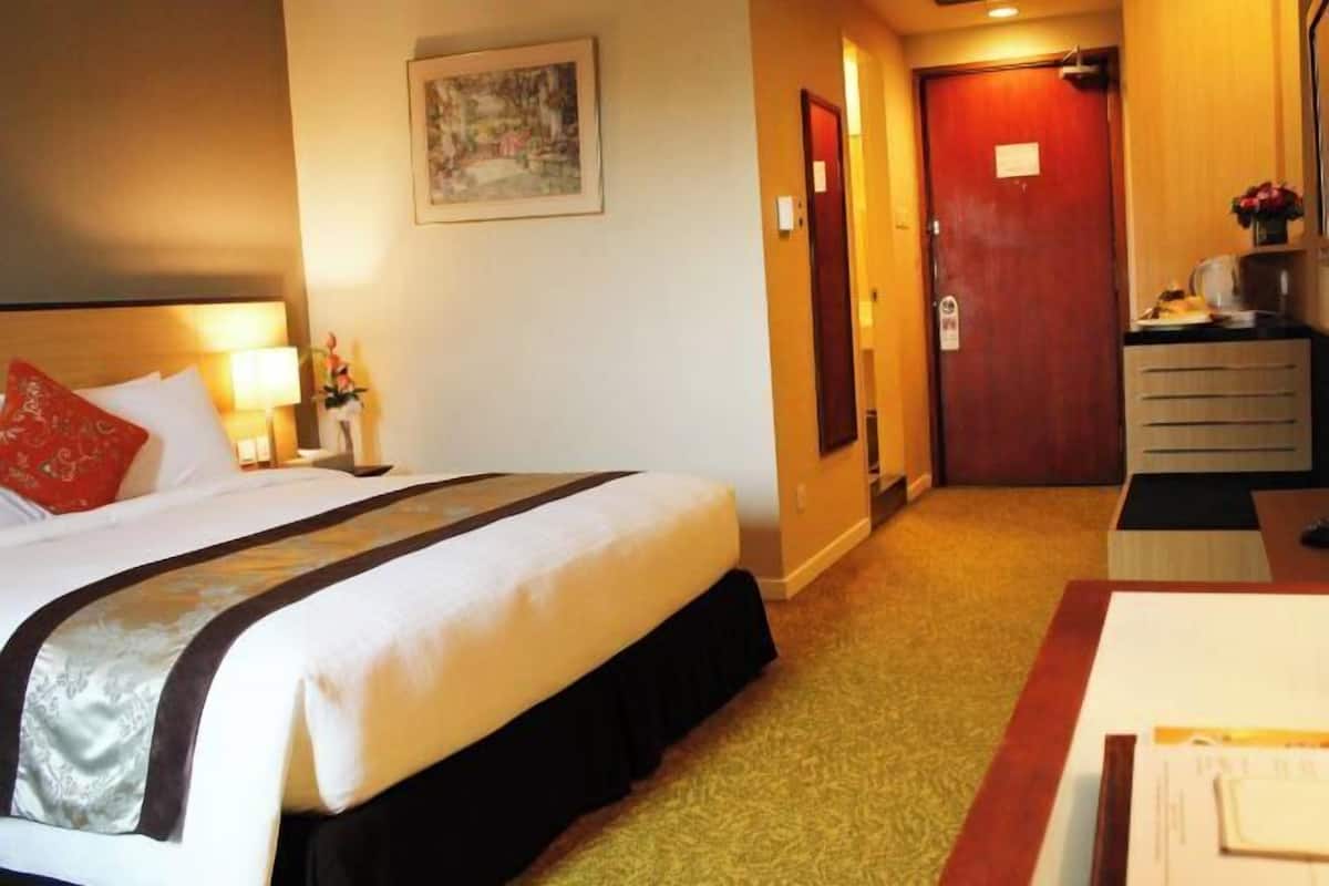 In-room safe, desk, blackout drapes, soundproofing