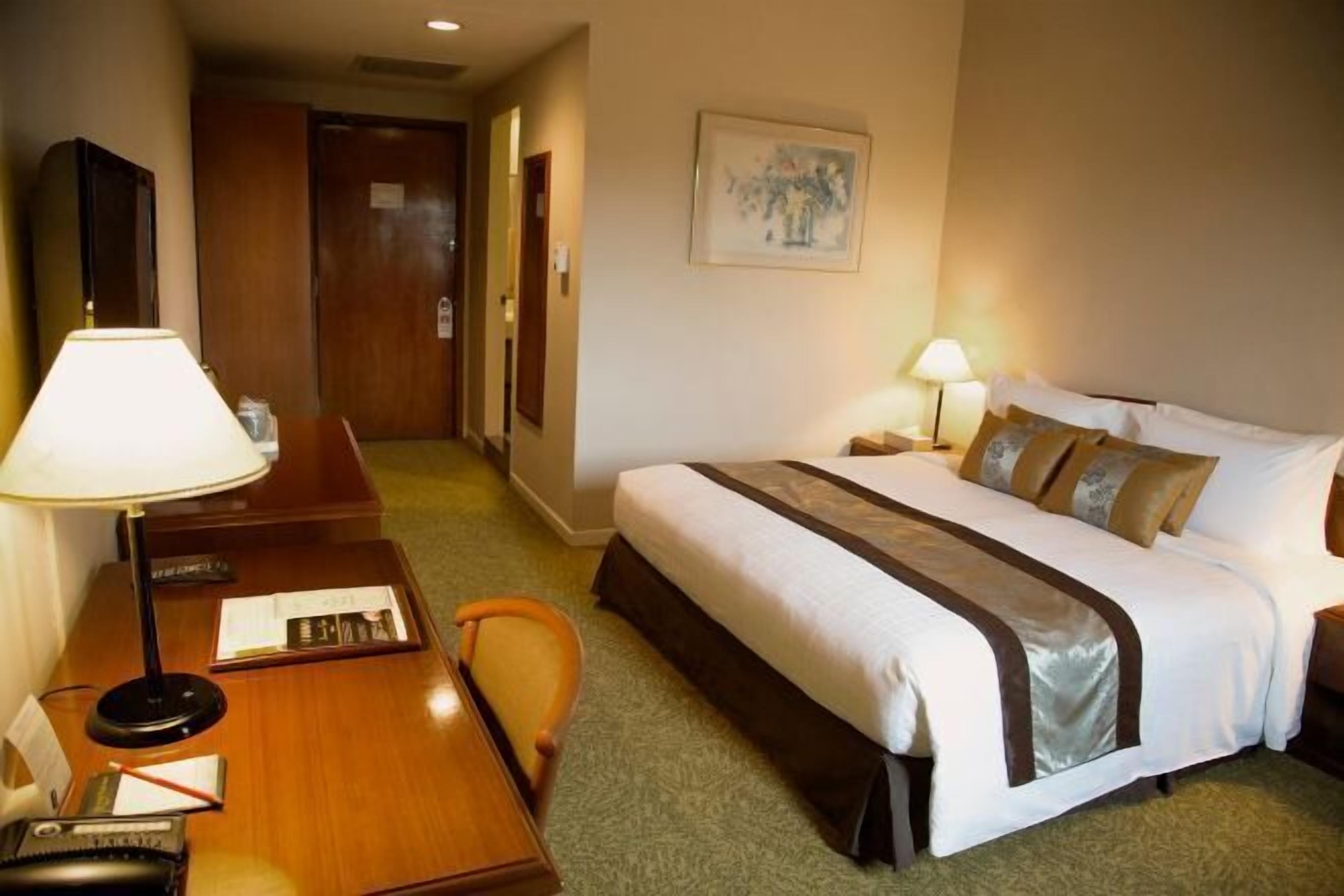 Tallelokero huoneessa, työpöytä, pimennysverhot, äänieristys