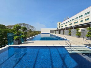 Piscine extérieure, parasols de plage