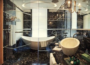 Suite (Kosem Sultan) | Bad | Kombinert dusj/badekar, designertoalettartikler, hårføner og tøfler