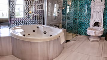 Suite (Hurrem Sultan) | Baño | Tina con regadera, amenidades de baño de diseñador, secadora de cabello