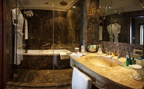 Suite (Hayme Hatun) | Bathroom | Combined shower/tub, designer toiletries, hair dryer, slippers - Hotel Les Ottomans - Boutique Class (Istanbul)