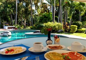 Free continental breakfast on weekends  - Parador De Manolos (Temixco)