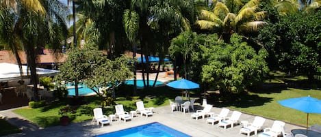 2 piscinas externas, funciona das 8h às 19h, guarda-sóis