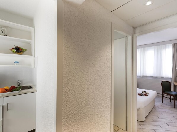 Apartamento standard, 1 quarto | Escrivaninha, roupa de cama, despertadores