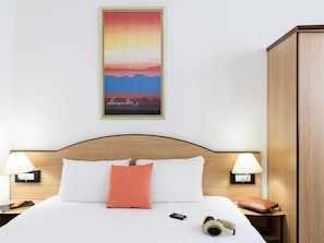 Apartament estàndard, 1 dormitori | Escriptori, roba de llit i despertador