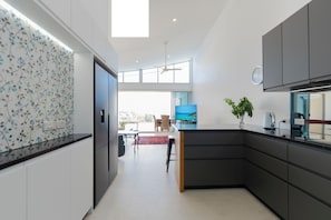 Villa | Privat køkken | Køleskab/fryser i fuld størrelse, mikrobølgeovn, ovn, kogeplade