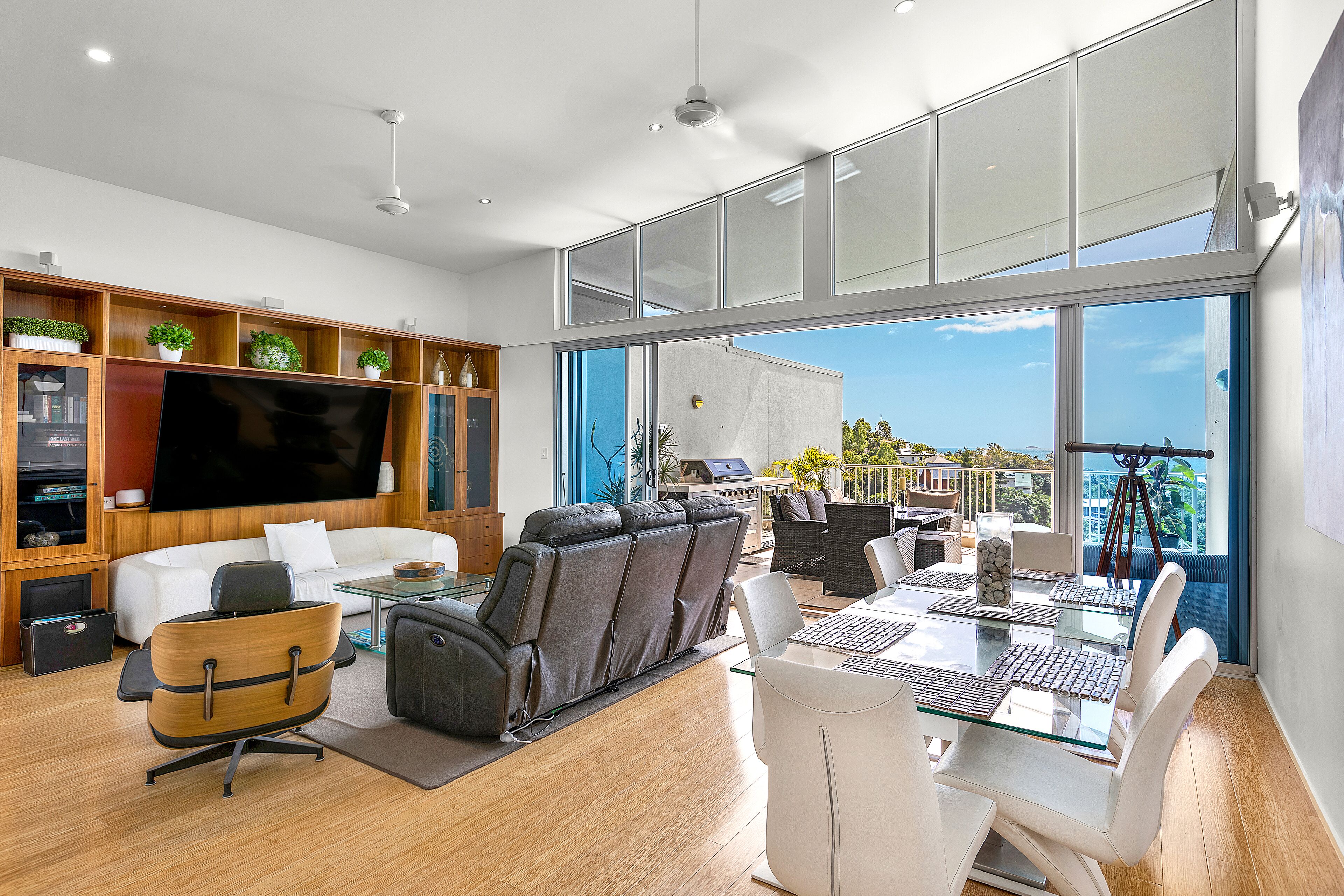 55 吋電視連衛星電視頻道、DVD 播放機、書籍