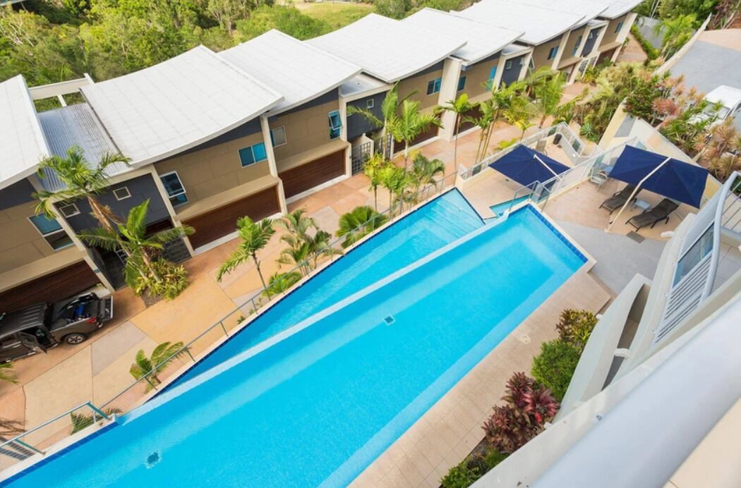 2 สระว่ายน้ำกลางแจ้ง เปิด 7:30 น. ถึง 19:30 น., ร่มริมสระว่ายน้ำ