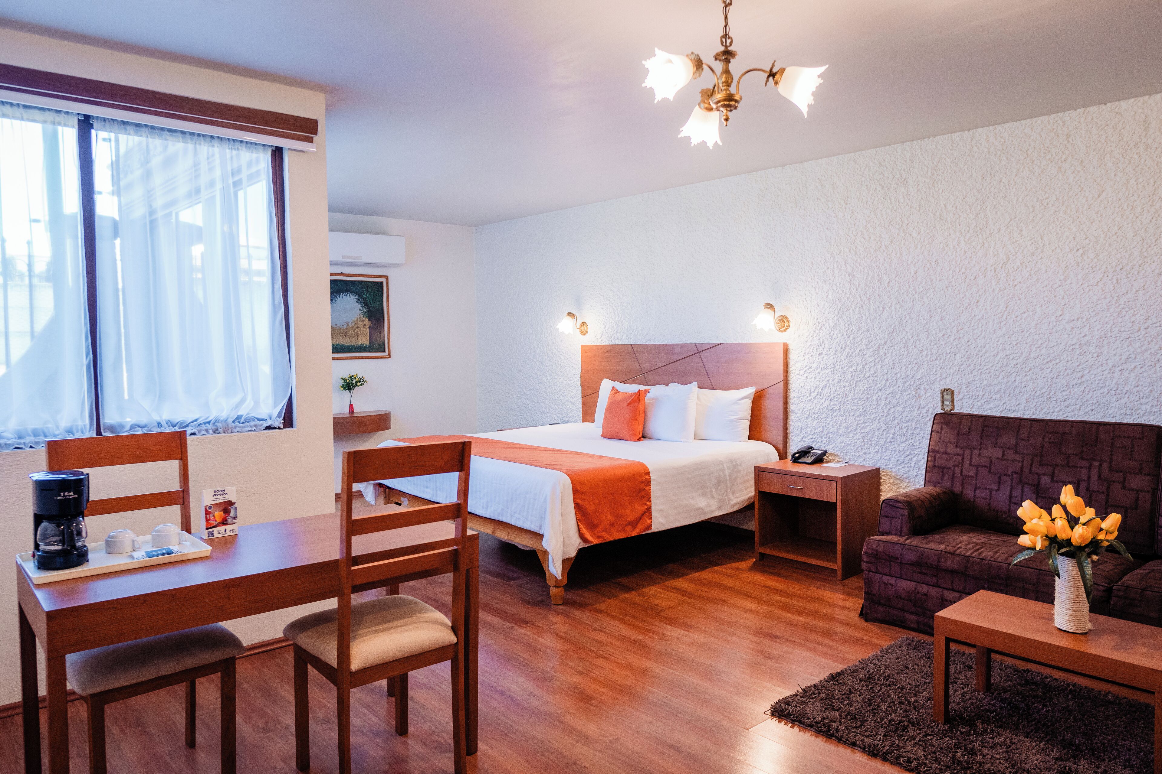 junior room, 1 king bed | 1 bedroom, in-room safe, desk, bed sheets