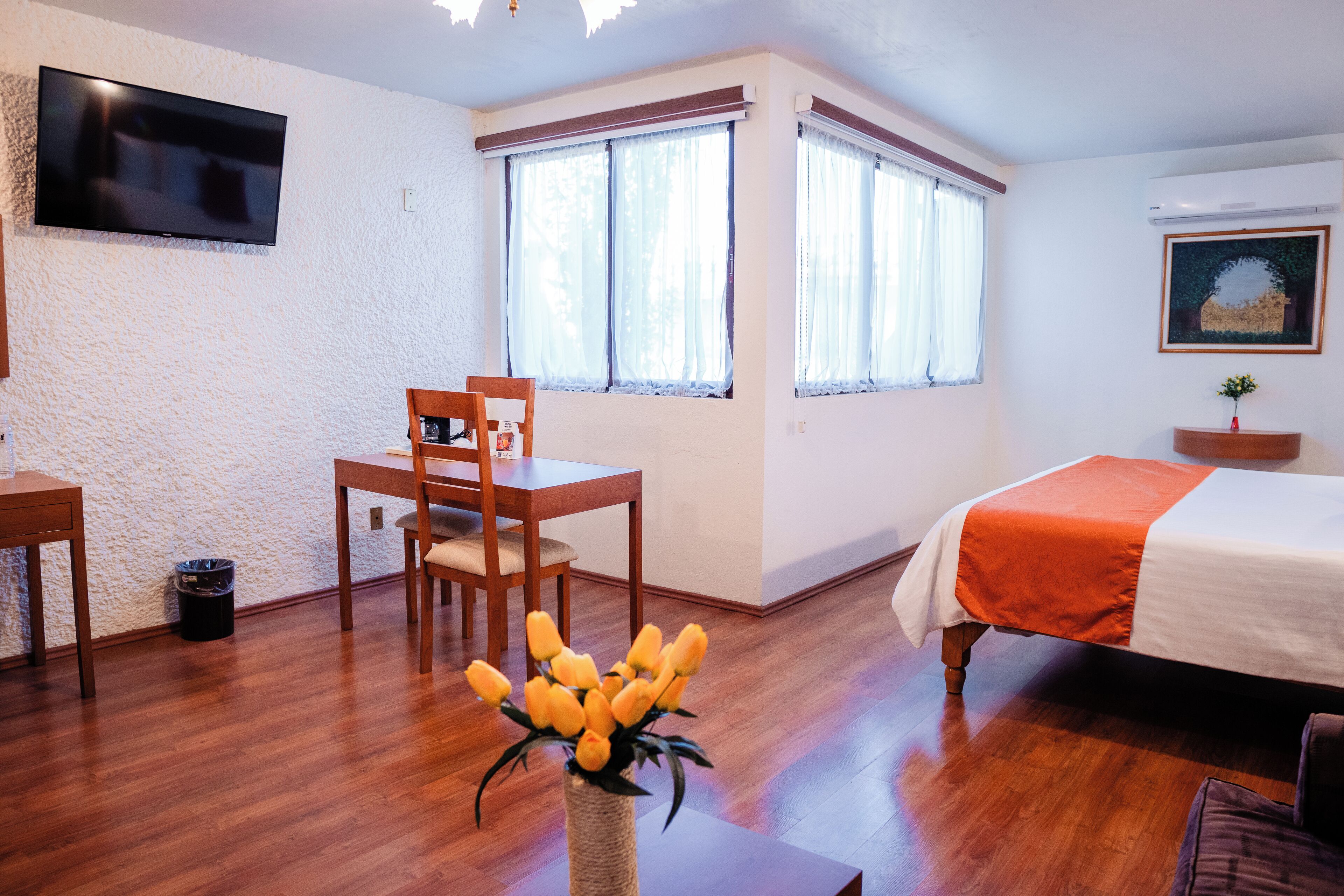 junior room, 1 king bed | 1 bedroom, in-room safe, desk, bed sheets