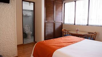 Habitación estándar, 1 cama Queen size | Baño | Regadera, amenidades de baño gratuitas, secadora de cabello, toallas