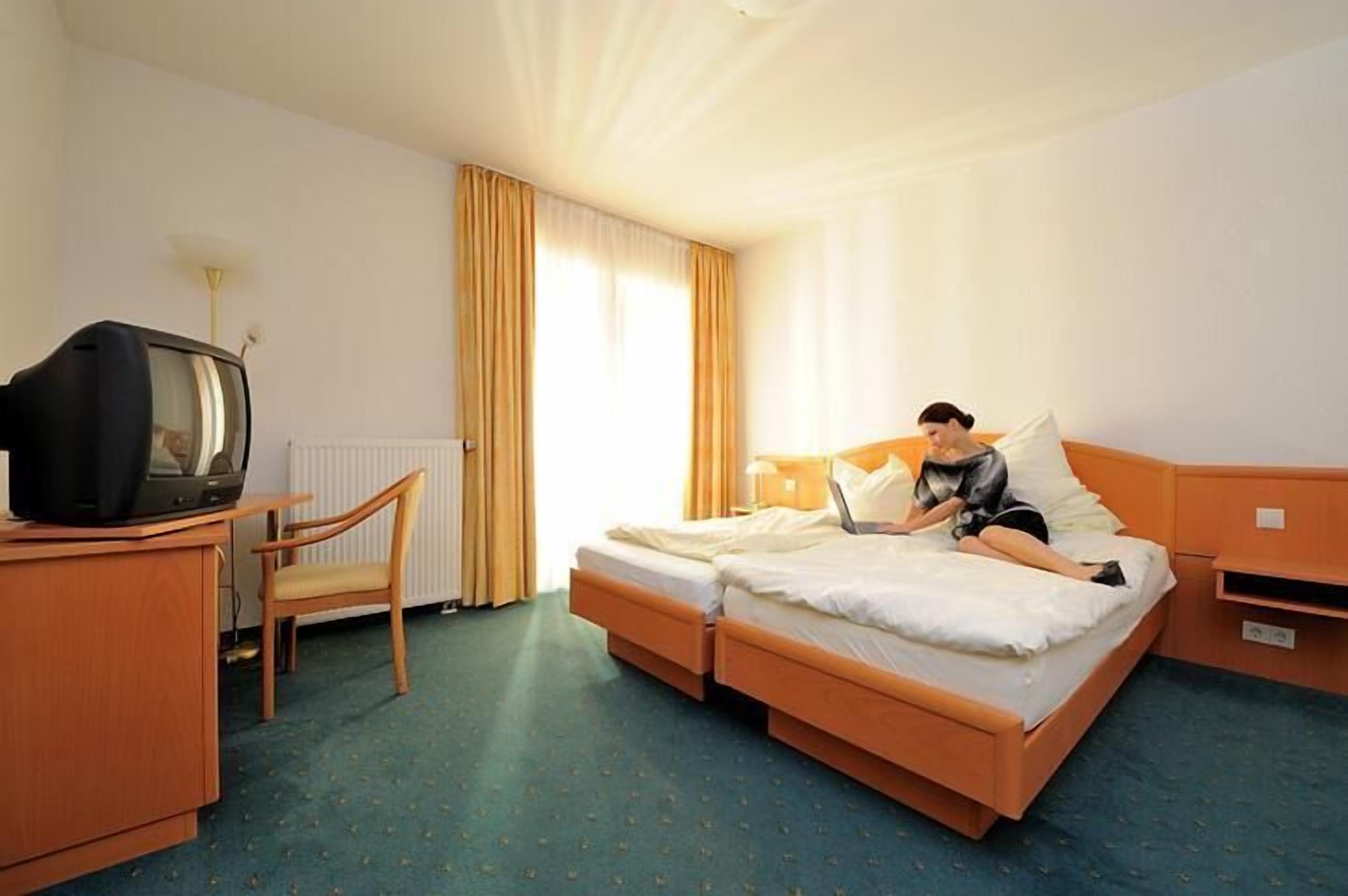 hypo-allergenic bedding, in-room safe, desk, free wifi