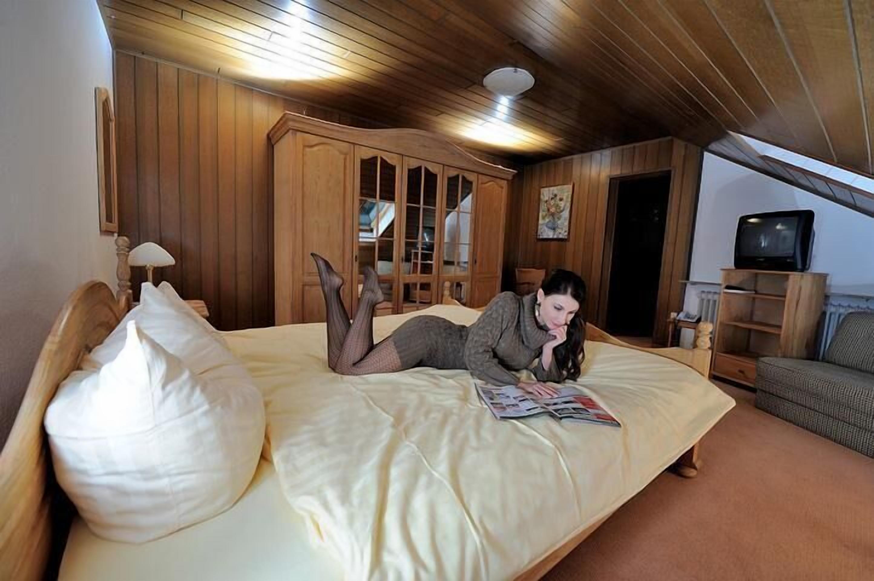 hypo-allergenic bedding, in-room safe, desk, free wifi