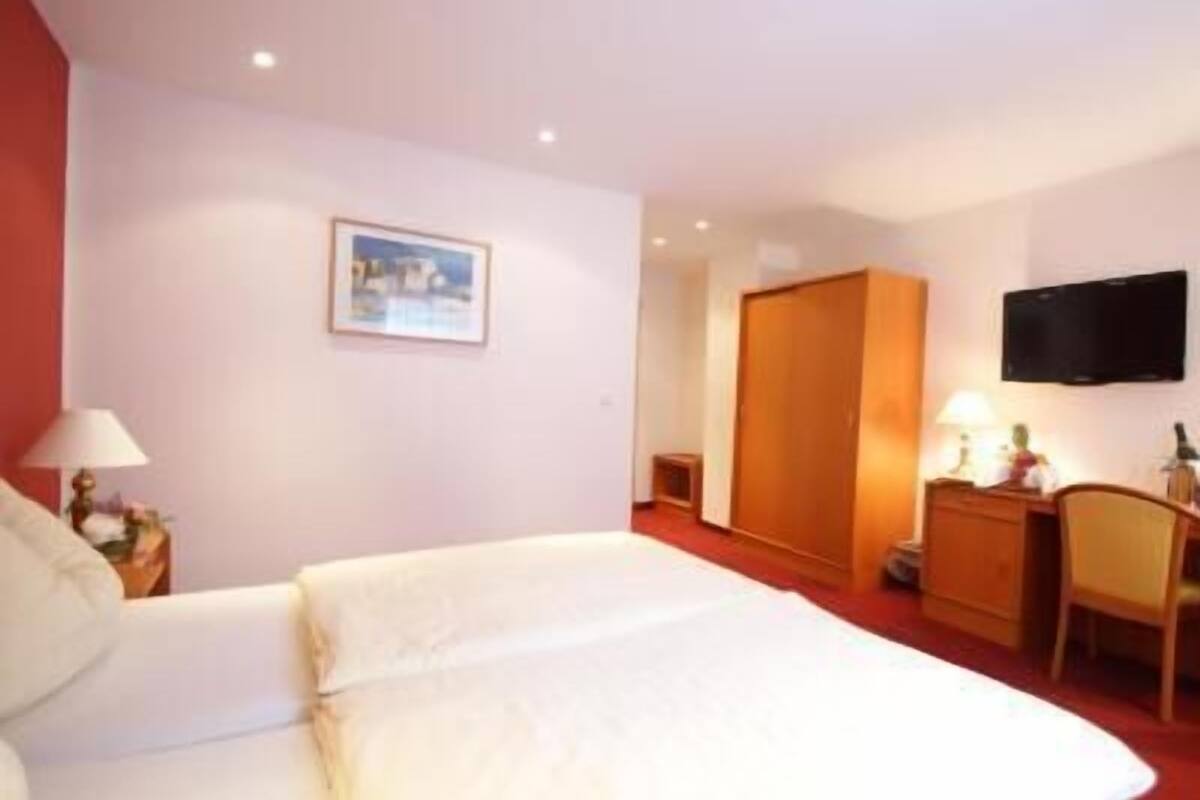 Hypo-allergenic bedding, in-room safe, desk, free WiFi