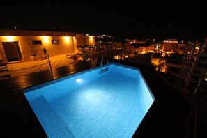 Piscine couverte, piscine extérieure (ouverte en saison)
