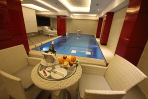 Indoor pool, seasonal outdoor pool, pool loungers - Hotel Grand Washington (Istanbul)