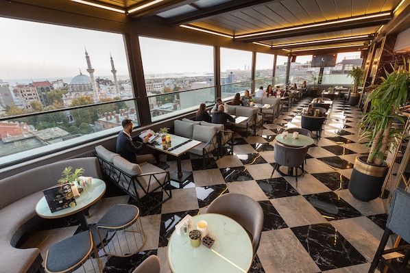 2 bars/lounges - Hotel Grand Washington (Istanbul)
