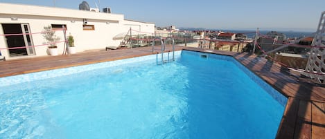 Innenpool, Außenpool (je nach Saison geöffnet), Liegestühle