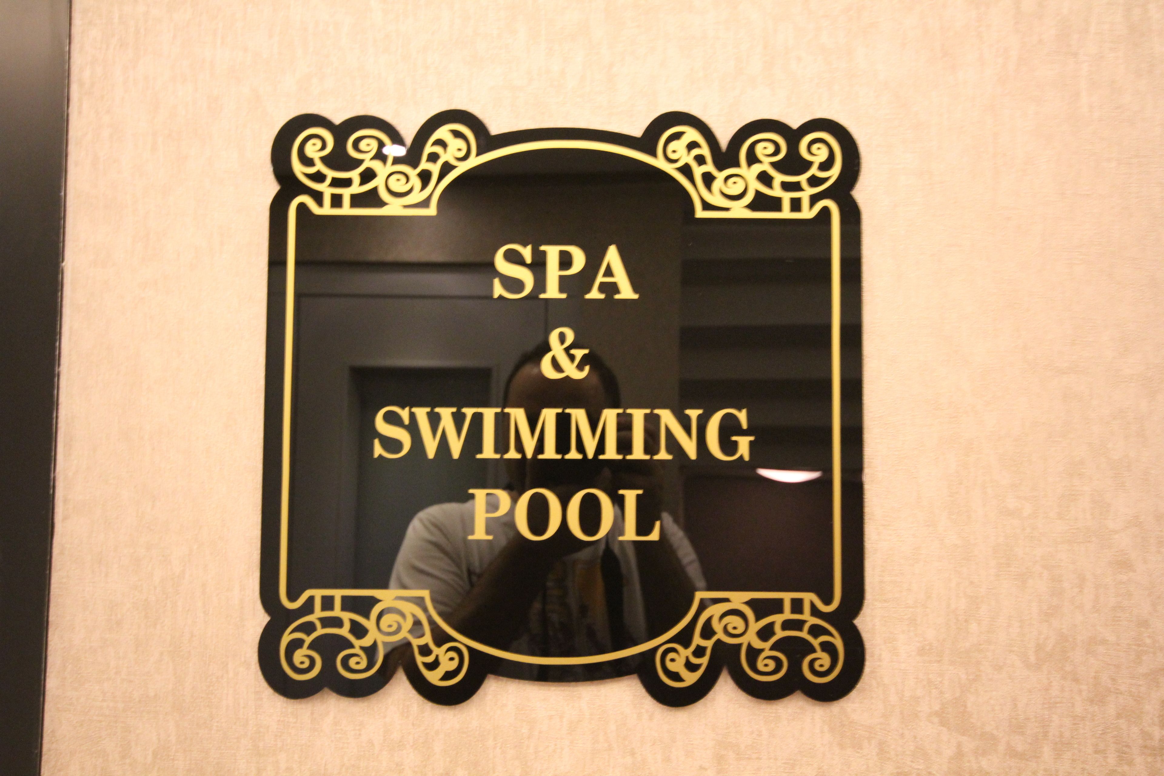 Señalización de un spa y piscina.