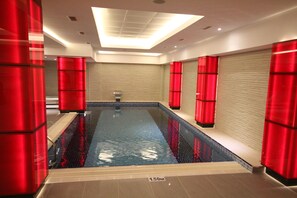 Innenpool, Außenpool (je nach Saison geöffnet), Liegestühle