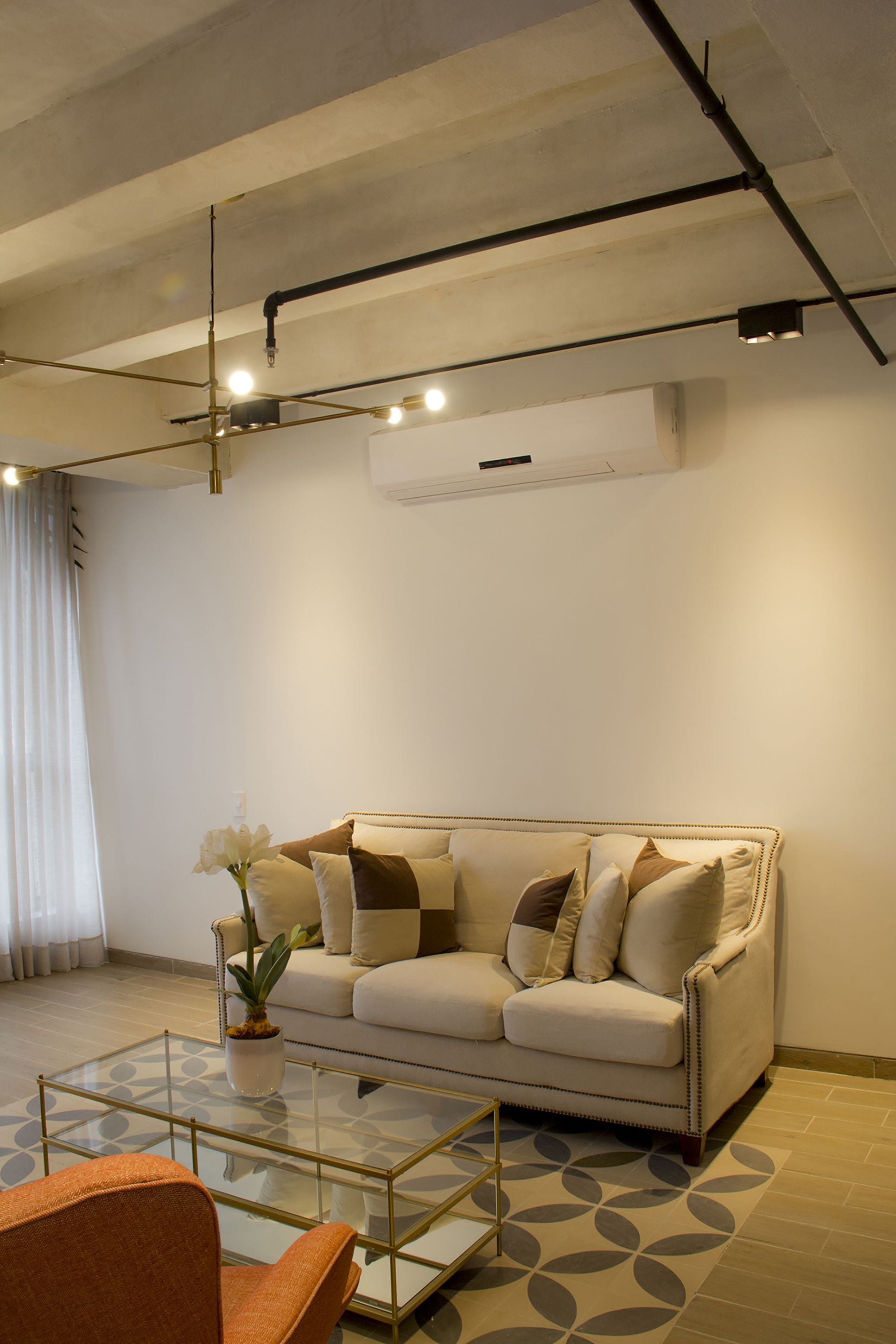 deluxe suite | living room | flat-screen tv